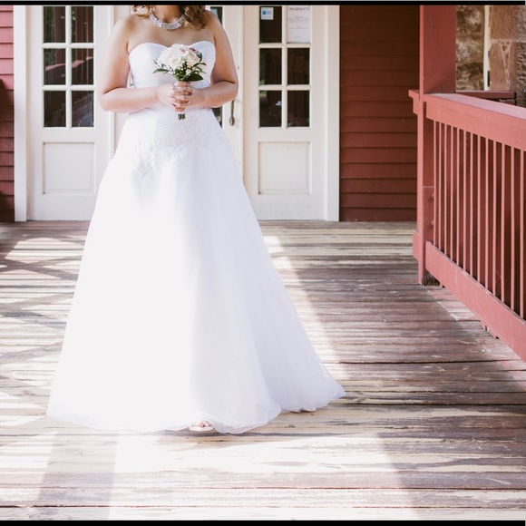 Wedding Dress only worn once !!!! Dress is long with a train!!! - Picture 9 of 9